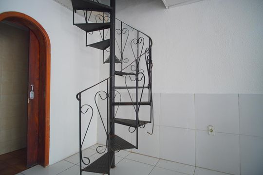 Escada - Piso 2 de casa para alugar com 3 quartos, 250m² em Moinhos de Vento, Porto Alegre