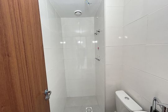 Banheiro de apartamento para alugar com 2 quartos, 48m² em Del Castilho, Rio de Janeiro