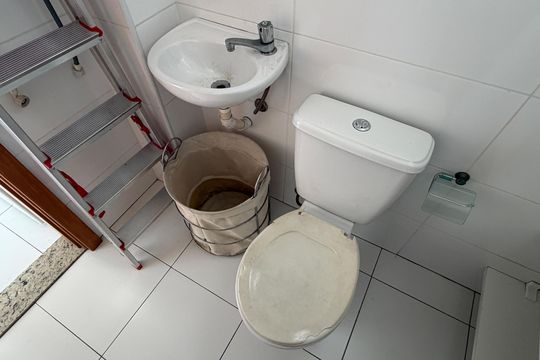 Banheiro de serviço de apartamento para alugar com 1 quarto, 53m² em Vila Belmiro, Santos