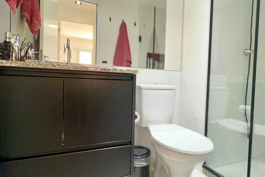Banheiro de apartamento para alugar com 1 quarto, 32m² em Pinheiros, São Paulo