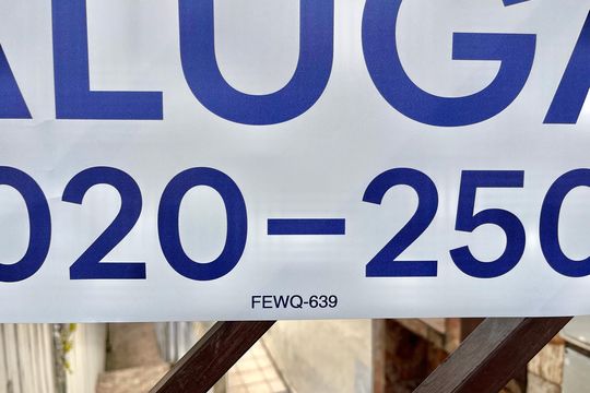 Plaquinha instalada de casa para alugar com 2 quartos, 60m² em Vila Guarani (zona Sul), São Paulo