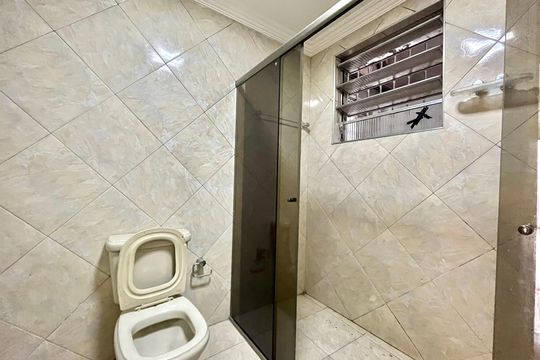 Banheiro de casa para alugar com 2 quartos, 60m² em Vila Guarani (zona Sul), São Paulo