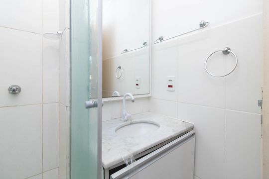 Banheiro de apartamento à venda com 2 quartos, 56m² em Teresópolis, Porto Alegre