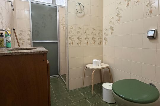 Banheiro de apartamento para alugar com 1 quarto, 67m² em Pompéia, Santos