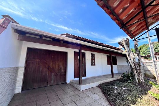 Fachada de casa à venda com 3 quartos, 157m² em Guajuviras, Canoas
