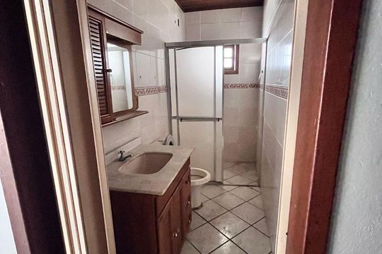 Banheiro de casa à venda com 3 quartos, 157m² em Guajuviras, Canoas