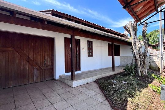 Fachada de casa à venda com 3 quartos, 157m² em Guajuviras, Canoas