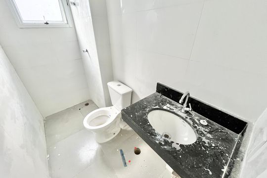 Banheiro social de apartamento à venda com 1 quarto, 32m² em Jardim Primavera, São Paulo