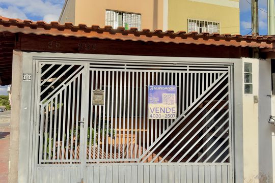 Placa instalada na fachada do imóvel de casa à venda com 2 quartos, 106m² em Jardim Frizzo, Guarulhos