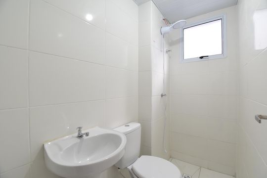 Banheiro de apartamento para alugar com 2 quartos, 39m² em Lamenha Grande, Curitiba