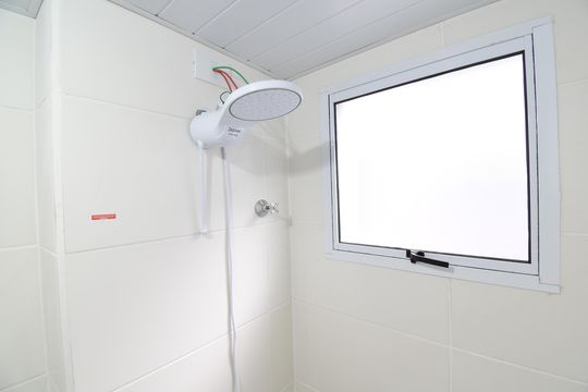 Banheiro de apartamento para alugar com 2 quartos, 39m² em Lamenha Grande, Curitiba
