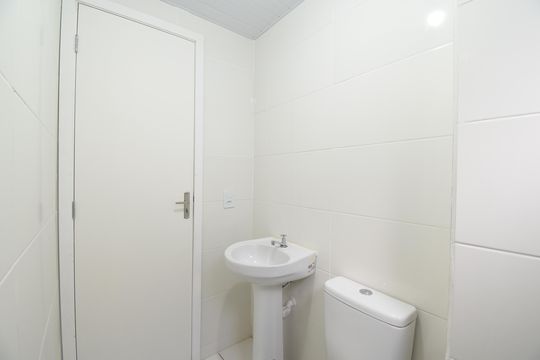 Banheiro de apartamento para alugar com 2 quartos, 39m² em Lamenha Grande, Curitiba
