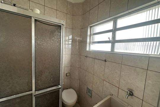 Banheiro de apartamento para alugar com 1 quarto, 29m² em Centro, São Vicente