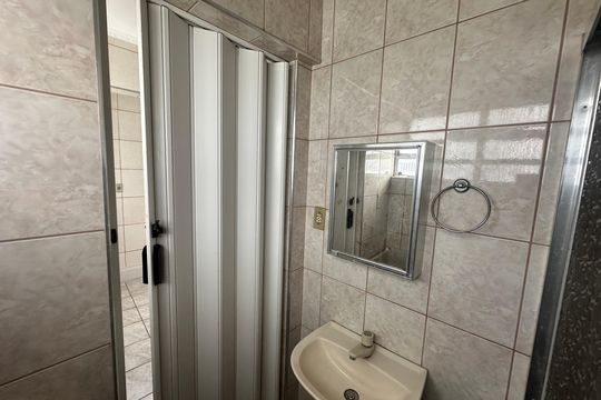 Banheiro de apartamento para alugar com 1 quarto, 29m² em Centro, São Vicente