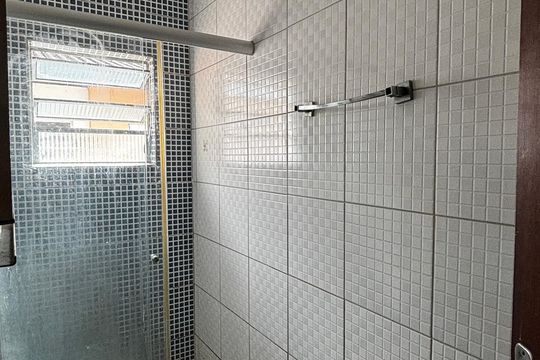 Banheiro social de casa à venda com 2 quartos, 45m² em Vila João Ramalho, Santo André