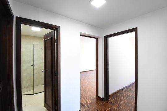 Corredor de apartamento para alugar com 3 quartos, 125m² em Centro Cívico, Curitiba