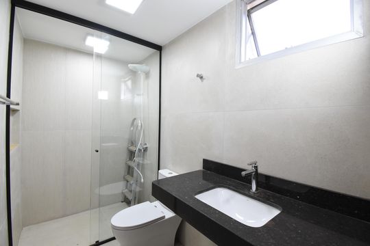 Banheiro da Suíte de apartamento para alugar com 3 quartos, 125m² em Centro Cívico, Curitiba