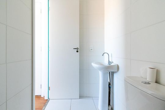 Banheiro da Suíte de apartamento para alugar com 1 quarto, 28m² em Jardim Itacolomi, São Paulo