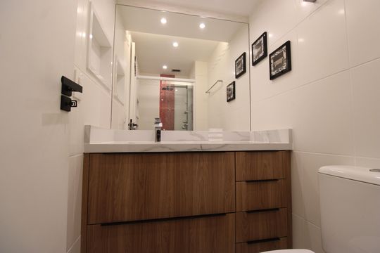 Banheiro da suíte de apartamento para alugar com 2 quartos, 90m² em Barra da Tijuca, Rio de Janeiro