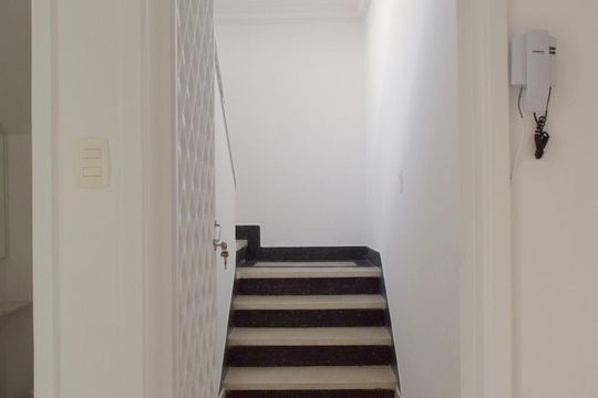 Acesso piso superior - área íntima de casa para alugar com 3 quartos, 200m² em Perdizes, São Paulo