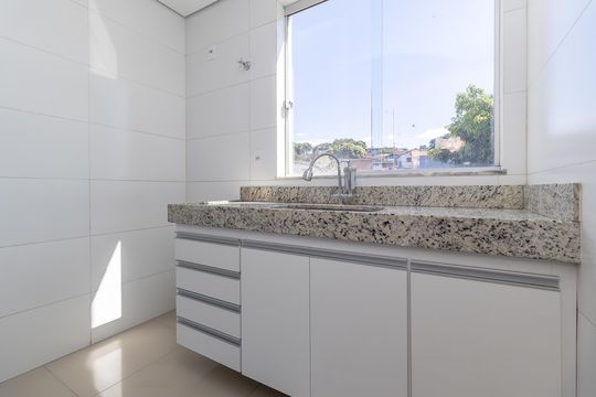 Cozinha de apartamento para alugar com 2 quartos, 45m² em Letícia, Belo Horizonte