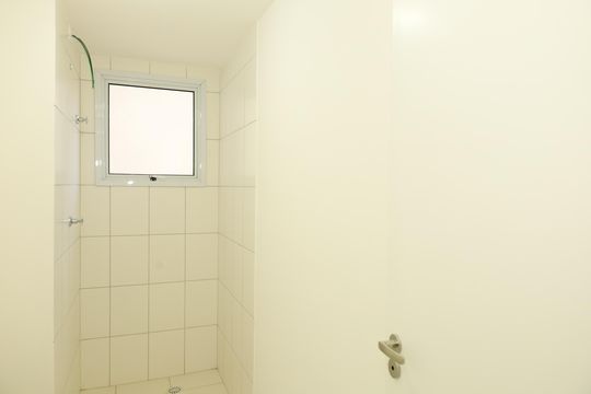 Banheiro de apartamento para alugar com 2 quartos, 44m² em Jardim Helian, São Paulo