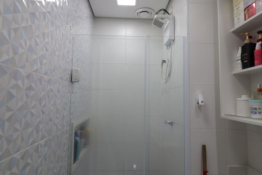 Banheiro de apartamento à venda com 1 quarto, 34m² em Jurubatuba, São Paulo