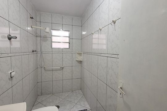 Banheiro de casa para alugar com 3 quartos, 125m² em Vila Bartira, Itaquaquecetuba