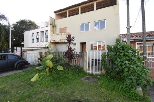 Fachada de casa à venda com 3 quartos, 260m² em Pilarzinho, Curitiba