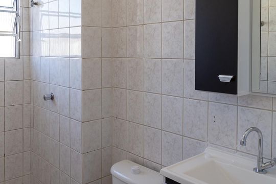 Banheiro de apartamento para alugar com 2 quartos, 45m² em Jardim Maria Dirce, Guarulhos