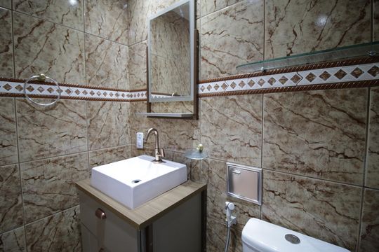 Banheiro de apartamento à venda com 2 quartos, 56m² em Taquara, Rio de Janeiro