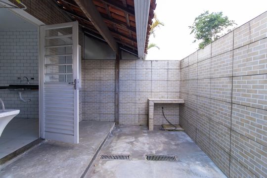 Quintal dos fundos e área de serviço de casa de condomínio para alugar com 2 quartos, 60m² em Chácara Canta Galo, Cotia