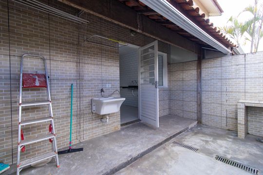 Quintal dos fundos e área de serviço de casa de condomínio para alugar com 2 quartos, 60m² em Chácara Canta Galo, Cotia