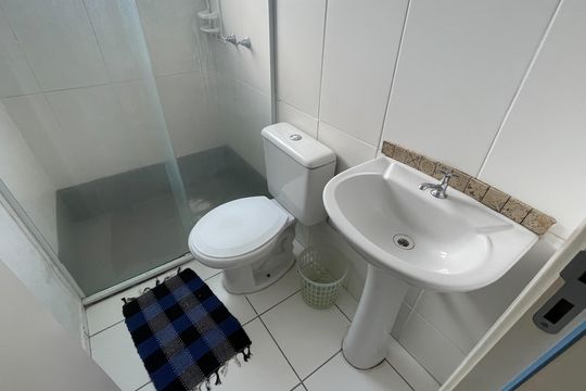 Banheiro de apartamento para alugar com 2 quartos, 70m² em Jardim Primavera, Duque de Caxias