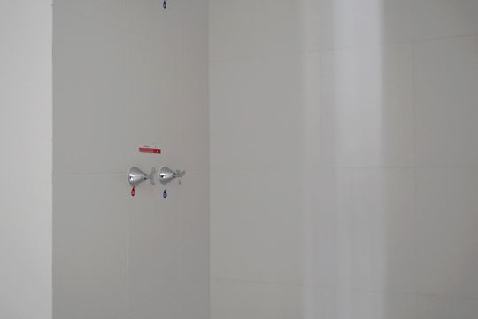 Banheiro de kitnet/studio à venda com 1 quarto, 24m² em Pinheiros, São Paulo