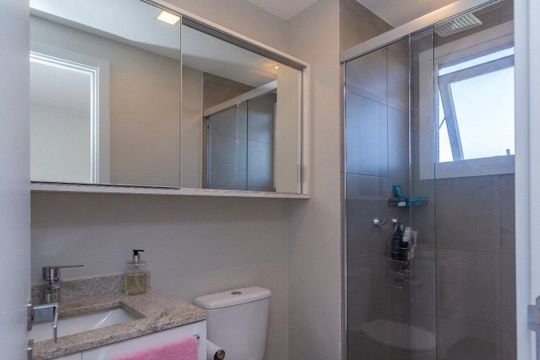 Banheiro de apartamento à venda com 3 quartos, 71m² em Jardim do Salso, Porto Alegre
