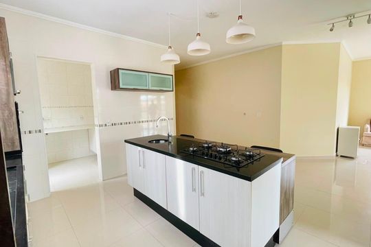 Cozinha de casa de condomínio para alugar com 3 quartos, 288m² em Jardim Haras Bela Vista Gl Dois, Cotia