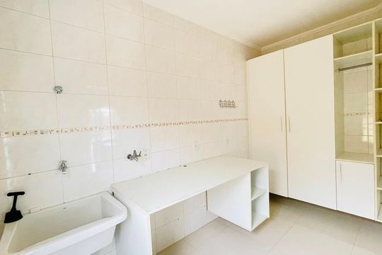 Área de Serviço de casa de condomínio para alugar com 3 quartos, 288m² em Jardim Haras Bela Vista Gl Dois, Cotia
