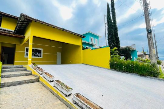 Placa instalada na janela de casa de condomínio para alugar com 3 quartos, 288m² em Jardim Haras Bela Vista Gl Dois, Cotia