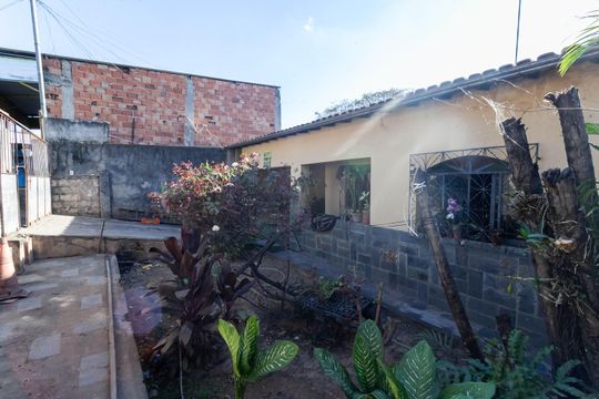 Quintal de casa à venda com 3 quartos, 360m² em Kennedy, Contagem