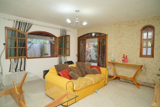 Sala de casa para alugar com 2 quartos, 134m² em Inoã, Maricá