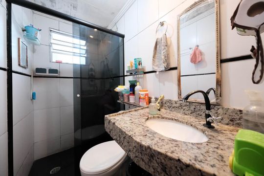 Banheiro de apartamento à venda com 2 quartos, 43m² em Jardim Santa Teresinha, São Paulo