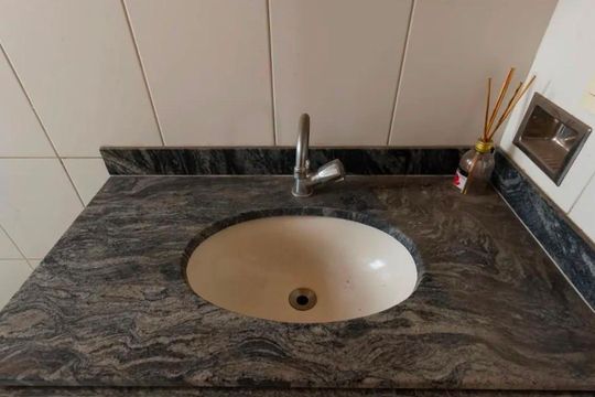 Banheiro social de apartamento para alugar com 3 quartos, 85m² em Serrano, Belo Horizonte
