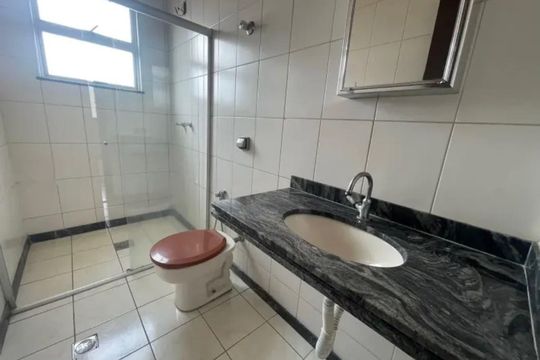 Banheiro social de apartamento para alugar com 3 quartos, 85m² em Serrano, Belo Horizonte