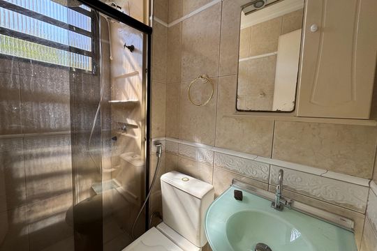 Banheiro de apartamento à venda com 2 quartos, 58m² em Piratininga, Osasco