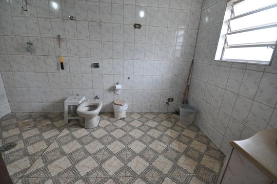 Banheiro da suíte 2 de casa à venda com 2 quartos, 120m² em Conjunto Habitacional Jova Rural, São Paulo