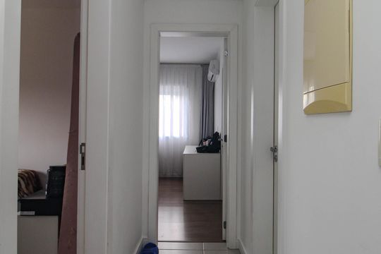 Corredor de apartamento à venda com 2 quartos, 67m² em Cavalhada, Porto Alegre