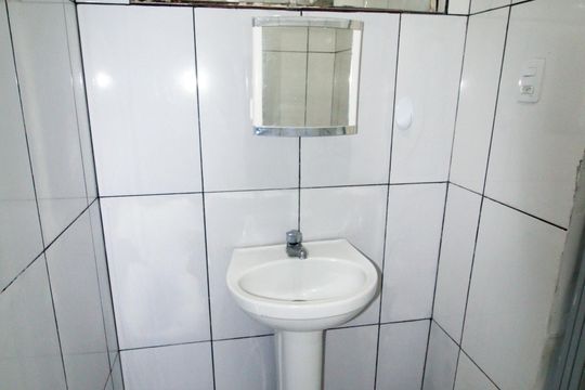 Banheiro de casa à venda com 1 quarto, 75m² em Rocha Miranda, Rio de Janeiro