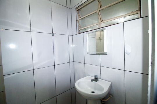 Banheiro de casa à venda com 1 quarto, 75m² em Rocha Miranda, Rio de Janeiro
