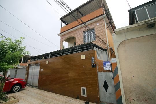 Fachada de casa à venda com 1 quarto, 75m² em Rocha Miranda, Rio de Janeiro